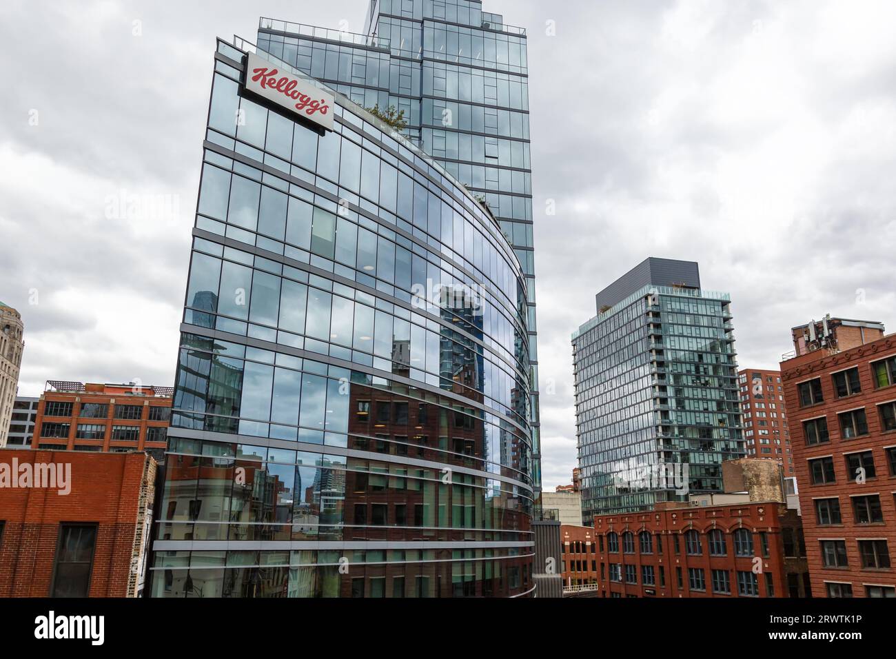 Chicago, USA - 2. Mai 2023: Kelloggs Firmensitz der Firma Cereal Corn Flakes mit Logo in Chicago, USA. Stockfoto