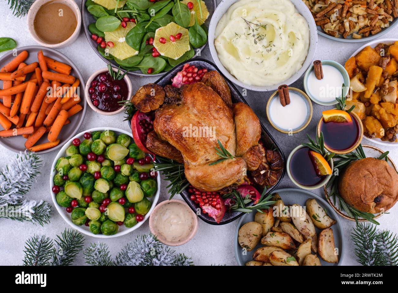 Weihnachtliches festliches Abendessen mit traditionellen Gerichten Stockfoto
