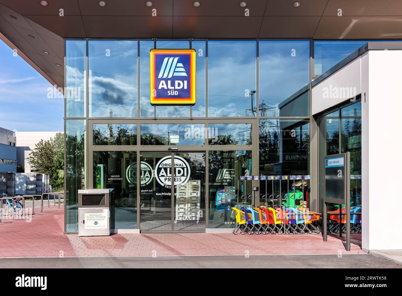 Stuttgart, Deutschland - 30. Juli 2023: Aldi Süd Niederlassung moderner Supermarkt Discounter in Stuttgart, Deutschland. Stockfoto