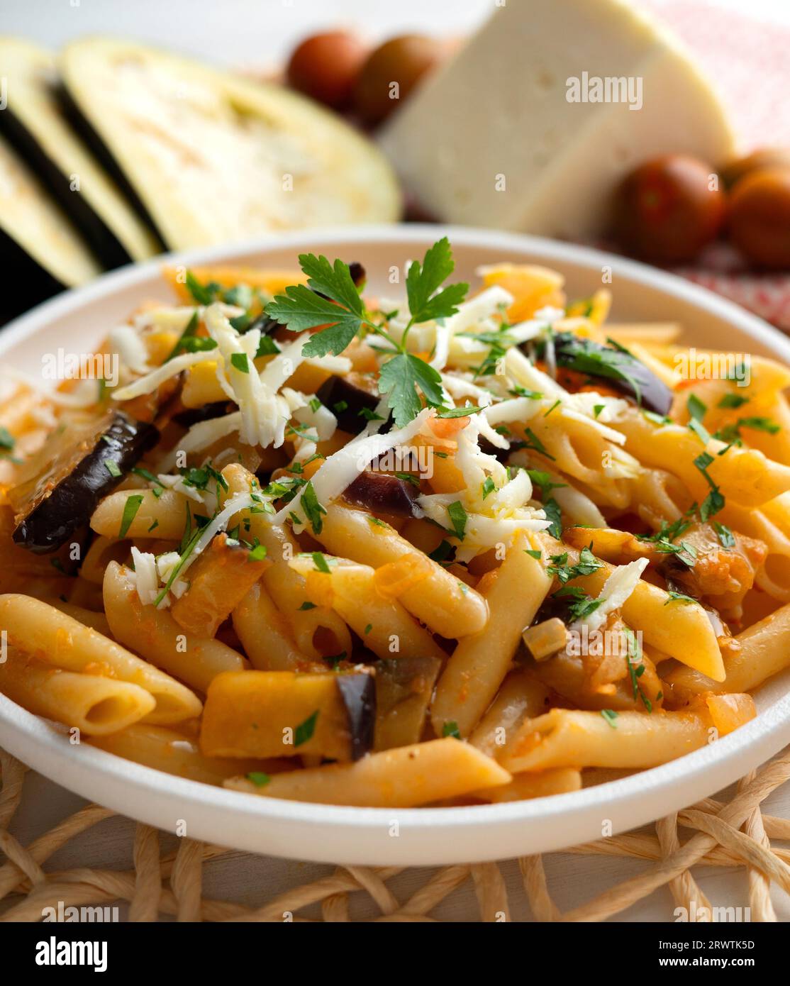 Macaroni alla norma. Italienisches Pasta-Rezept mit Tomaten und gerösteten Auberginen. Stockfoto