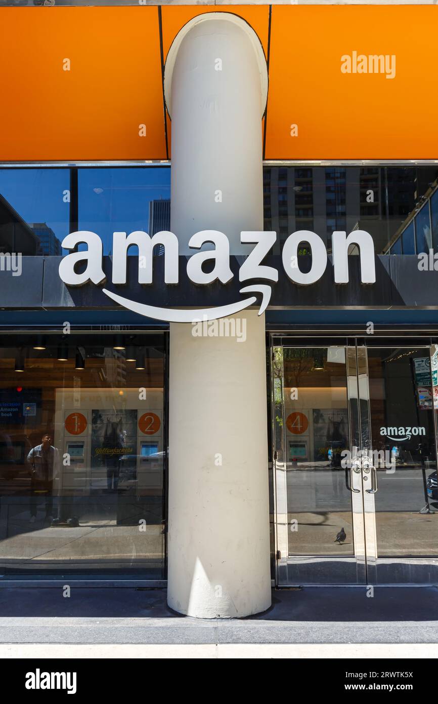 Chicago, USA – 3. Mai 2023: Amazon Pick-up Store für online bestellte Produkte E-Commerce in Chicago, USA. Stockfoto