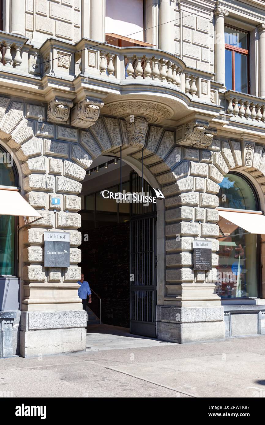 Zürich, Schweiz - 10. August 2023: Firmensitz der Credit Suisse Bank am Paradeplatz in Zürich, Schweiz. Stockfoto