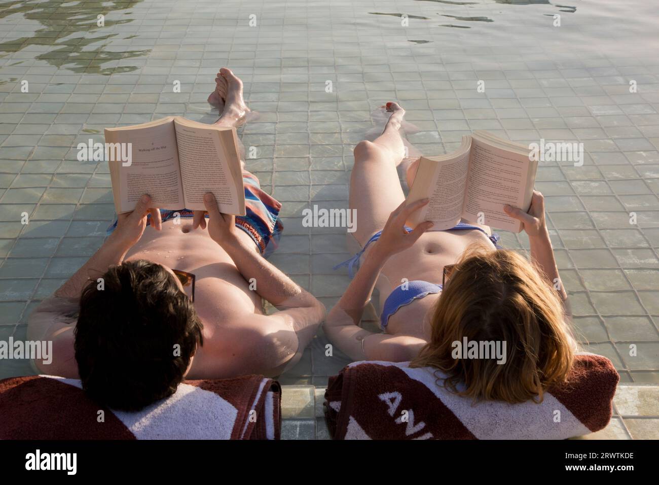 EIN PAAR LIEST BÜCHER Stockfoto