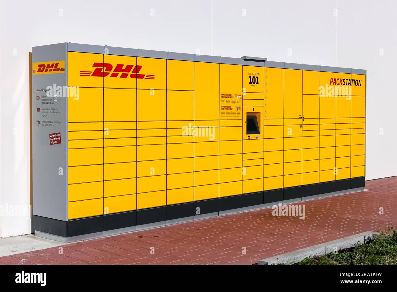 Stuttgart, Deutschland - 30. Juli 2023: DHL Packstation Paketschließfach automatisierte Post-Selbstbedienungspaketzustellung in Stuttgart, Deutschland. Stockfoto
