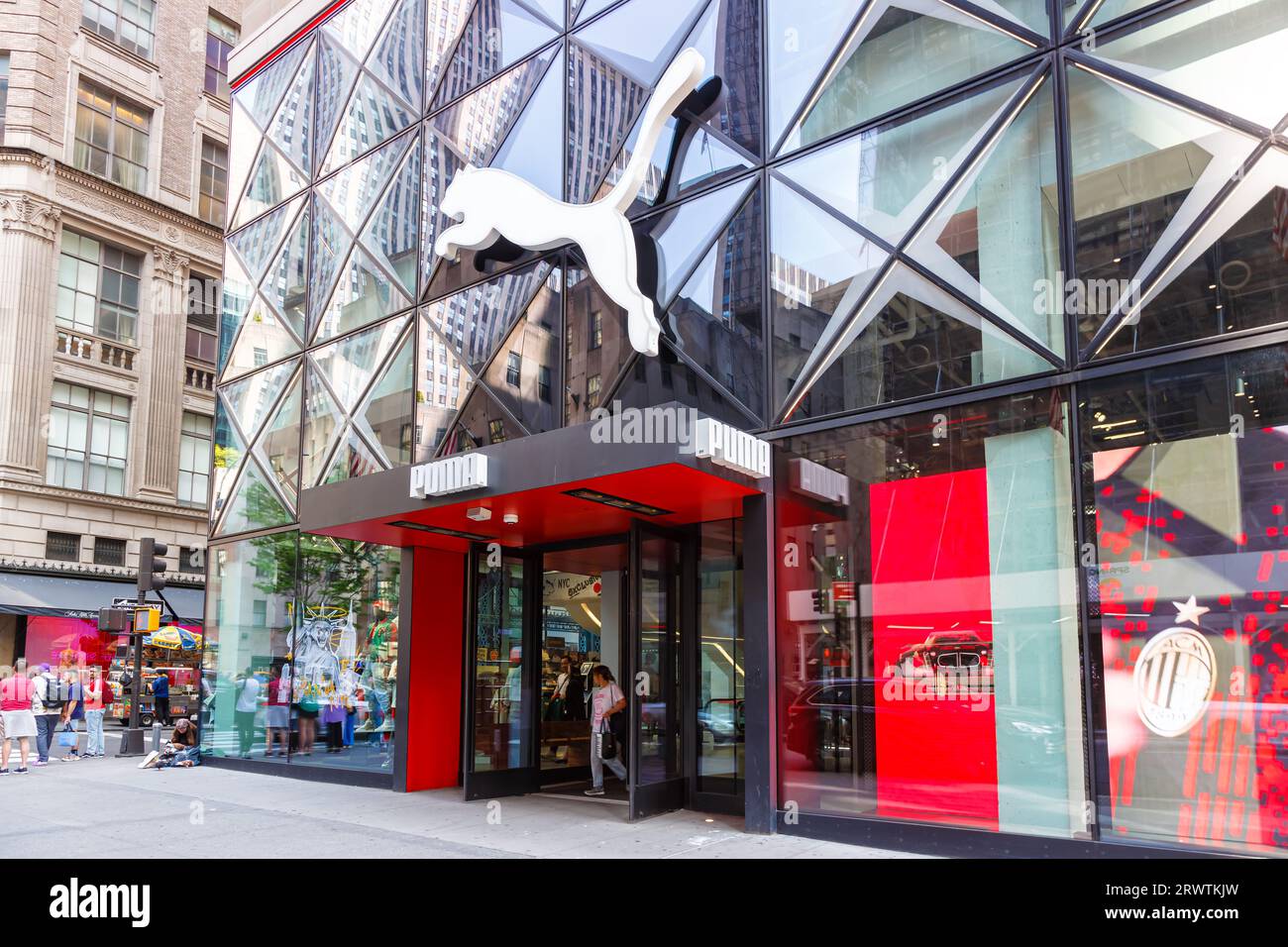 New York, Vereinigte Staaten - 11. Mai 2023: PUMA Flagship Store Einzelhandelsmarkt auf der 5th Avenue in New York, Vereinigte Staaten. Stockfoto