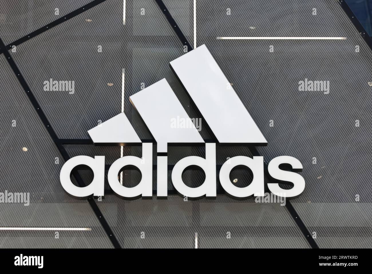 Frankfurt, Deutschland - 18. Juli 2023: Adidas-Logo auf einem Markenshop in Frankfurt, Deutschland. Stockfoto