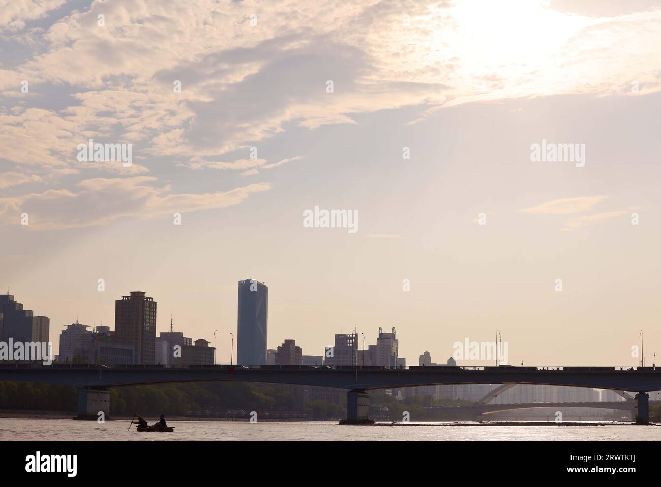 (230921) -- LANZHOU, 21. September 2023 (Xinhua) -- Niu Qiang trägt Touristen mit einem Lammfellfloß auf dem Gelben Fluss in Lanzhou, nordwestchinesische Provinz Gansu, 5. September 2023. Niu Qiang, ein Floßarbeiter aus Huining in der nordwestchinesischen Provinz Gansu, erledigt die Arbeit seit 27 Jahren, seit 16 Jahren, auf dem Lanzhou-Abschnitt des Gelben Flusses. Seit 2.000 Jahren werden Schaffellflöße für den Transport von Gütern auf dem Yellow River verwendet. Mit der Entwicklung der Wirtschaft und des Transportwesens nimmt die Anzahl der Flöße mit der Zeit allmählich ab, und die Transportform hat sich heute geändert Stockfoto