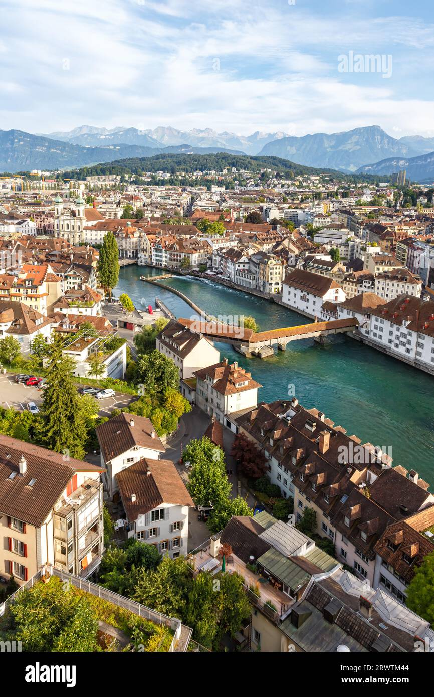 Luzerner Stadt an der Reuss mit Spreuerbrücke von oben Porträtformat Reisen in die Schweiz Stockfoto