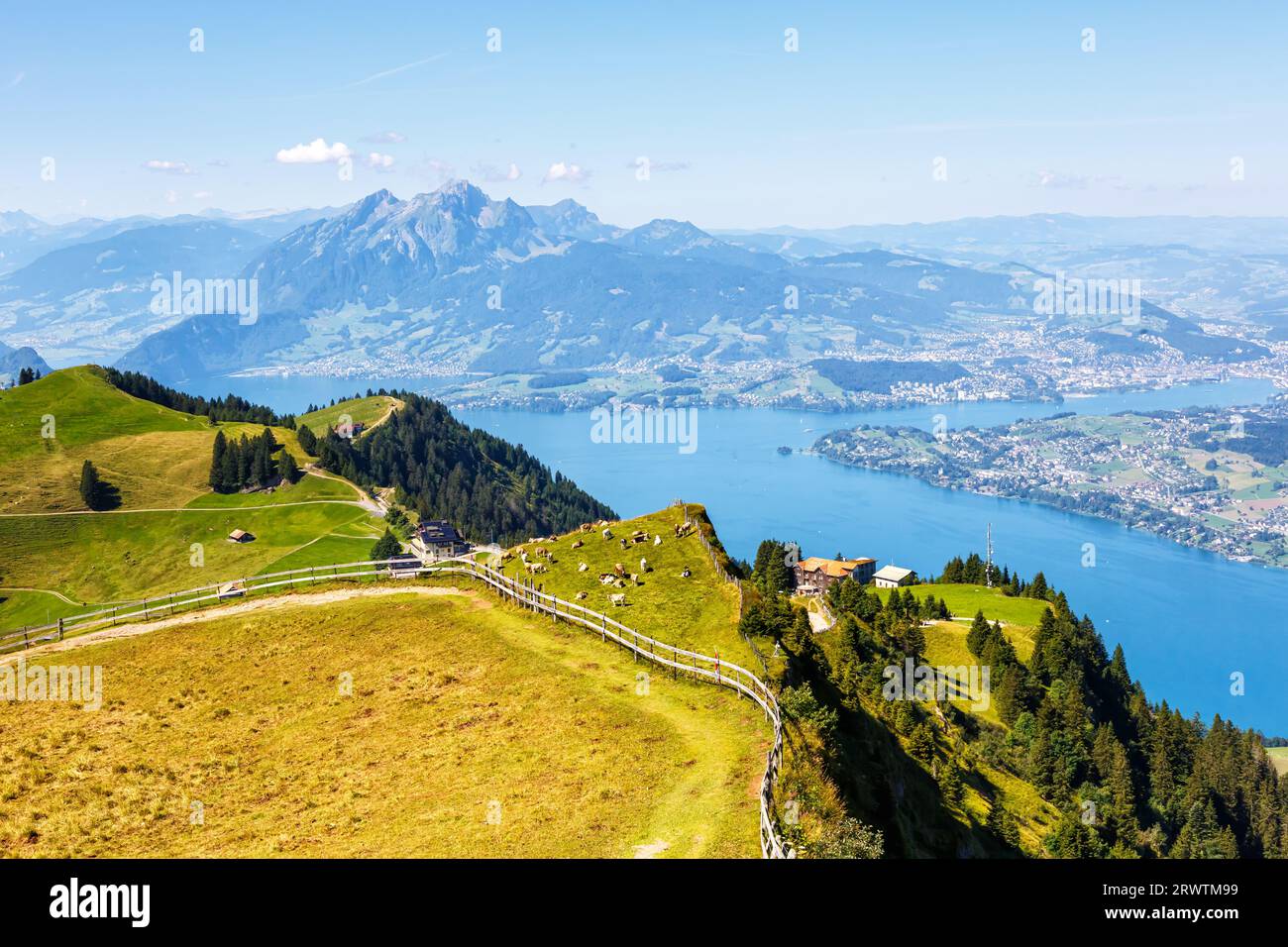 Blick vom Rigi auf die Schweizer Alpen, Vierwaldstättersee und Pilatus Bergurlaub in der Schweiz Stockfoto