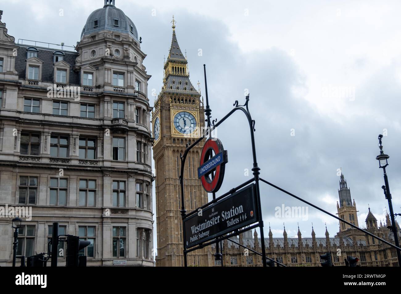 LONDON, 18. SEPTEMBER 2023: Houses of Parliament Building und Westminster U-Bahnstation Stockfoto