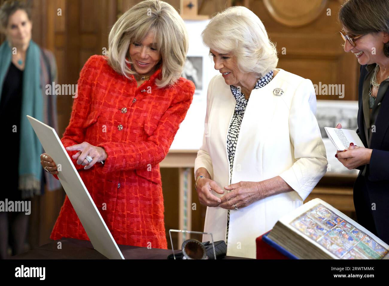 Brigitte Macron (links) und Königin Camilla (Mitte) mit Präsidentin der französischen Nationalbibliothek, Laurence Engel (rechts), im Vorfeld der Eröffnung eines neuen britischen Literaturpreises, des Entente-Litteraire-Preises, während eines Empfangs in der Bibliotheque nationale de France (BnF) in Paris am zweiten Tag des Staatsbesuchs in Frankreich. Bilddatum: Donnerstag, 21. September 2023. Stockfoto