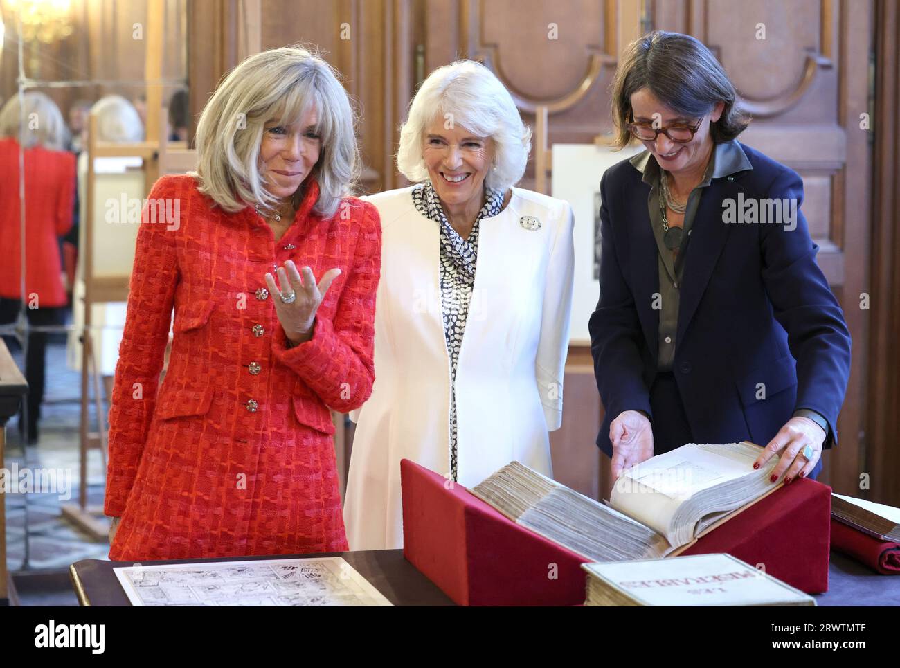 Brigitte Macron (links) und Königin Camilla (Mitte) mit Präsidentin der französischen Nationalbibliothek, Laurence Engel (rechts), im Vorfeld der Eröffnung eines neuen britischen Literaturpreises, des Entente-Litteraire-Preises, während eines Empfangs in der Bibliotheque nationale de France (BnF) in Paris am zweiten Tag des Staatsbesuchs in Frankreich. Bilddatum: Donnerstag, 21. September 2023. Stockfoto