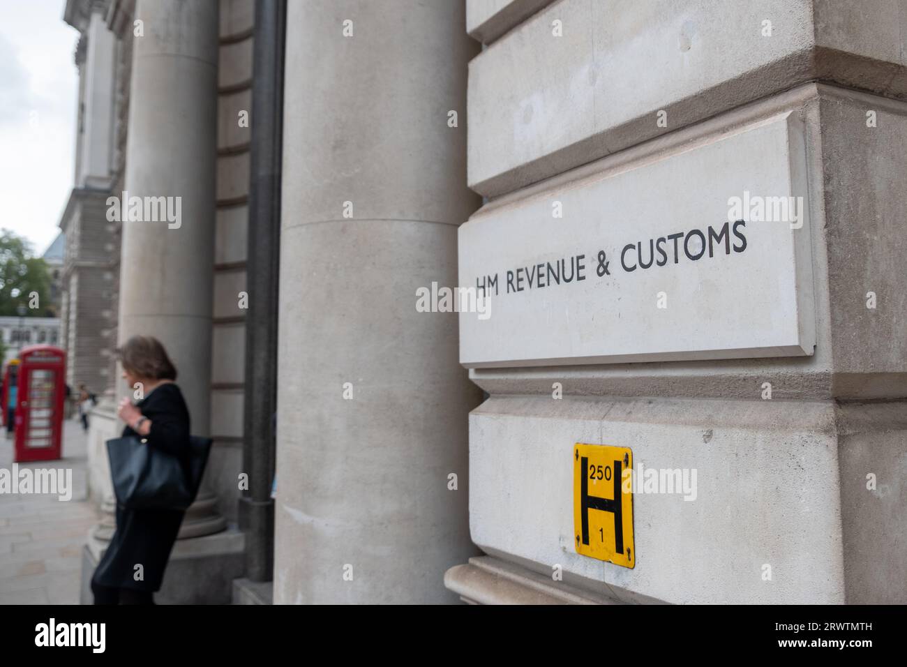 LONDON – 18. SEPTEMBER 2023: HM Revenue and Customs Building on Whitehall, UK Government Department Stockfoto