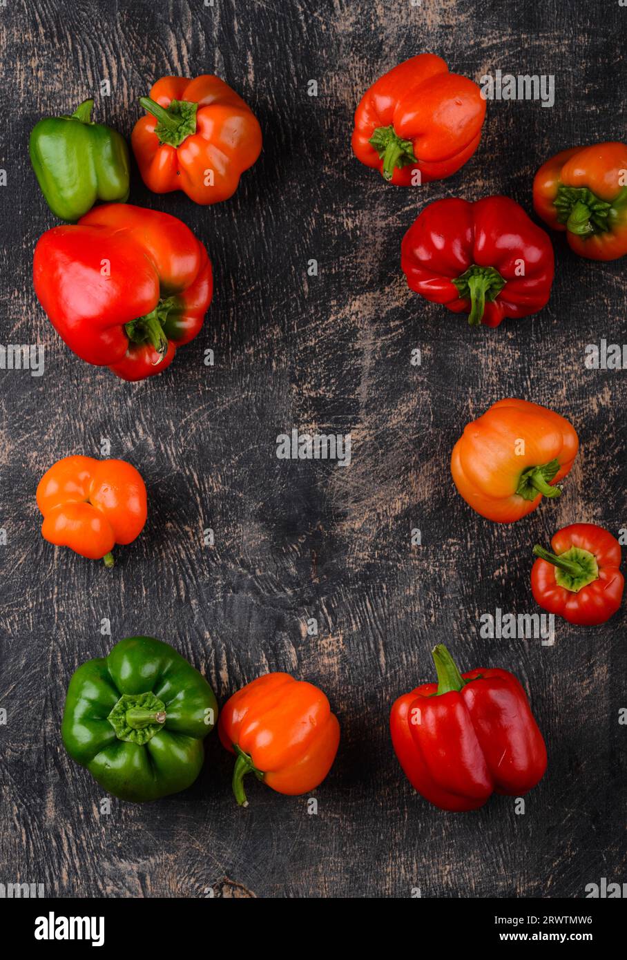 Bunte Paprika auf schwarzem Hintergrund Stockfoto