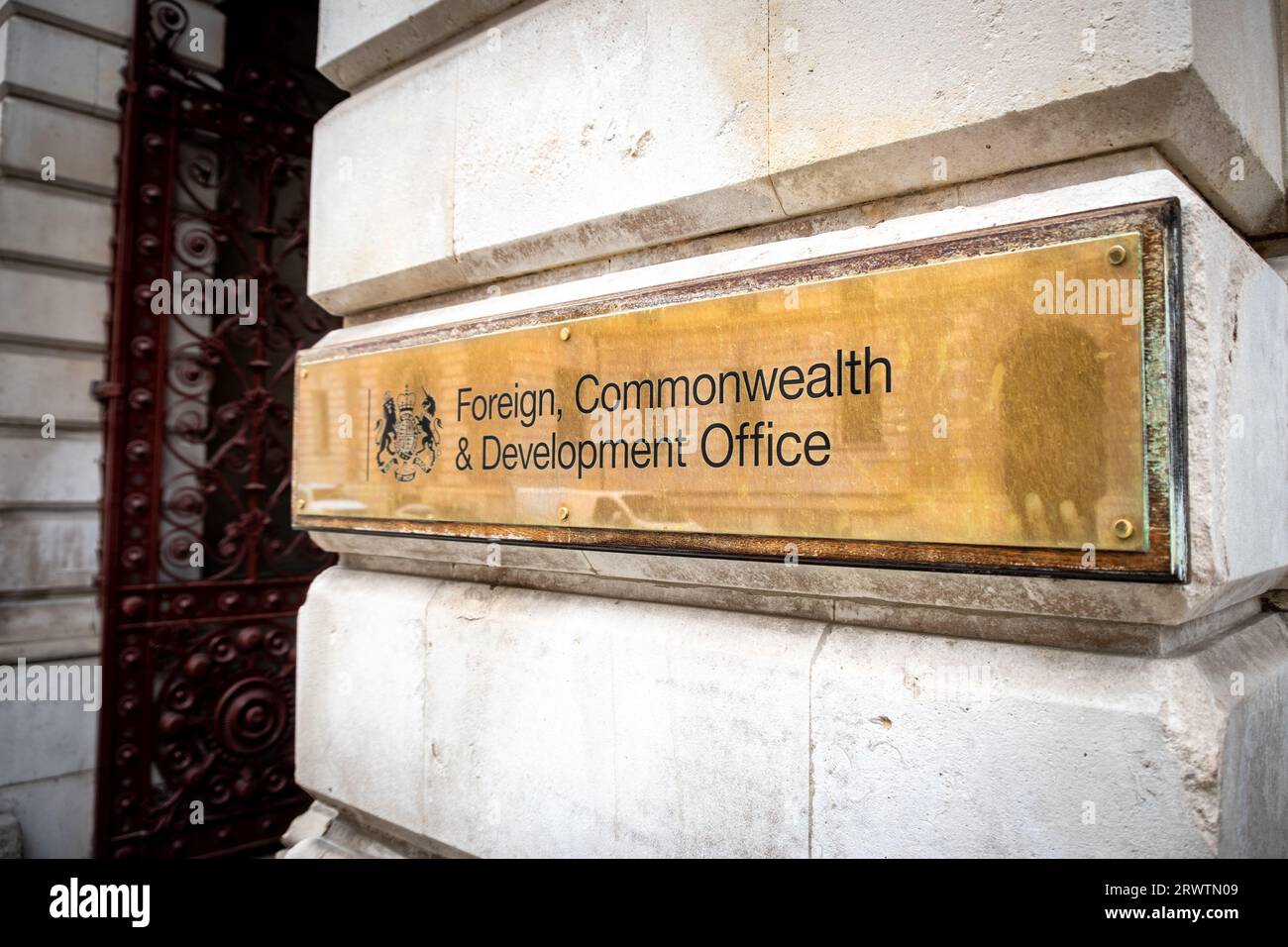 LONDON – 18. SEPTEMBER 2023: Foreign, Commonwealth & Development Office, UK Government Building Exterieur Signage – befindet sich in Whitehall, Westminster Stockfoto