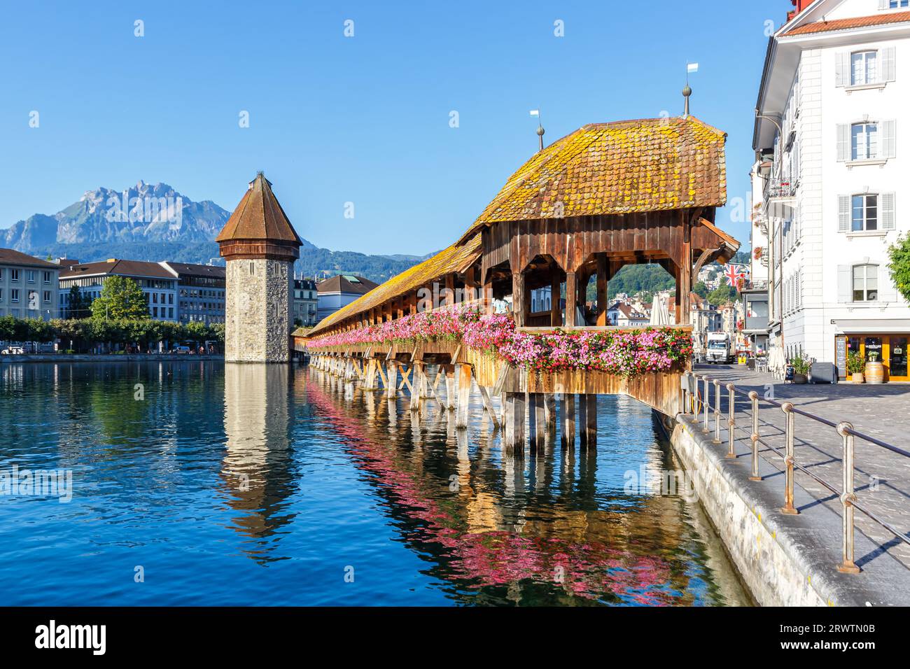 Luzerner Stadt bei Reuss mit Kapellbrücke und Pilatus in der Schweiz Stockfoto