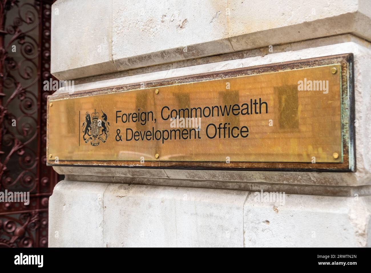 LONDON – 18. SEPTEMBER 2023: Foreign, Commonwealth & Development Office, UK Government Building Exterieur Signage – befindet sich in Whitehall, Westminster Stockfoto