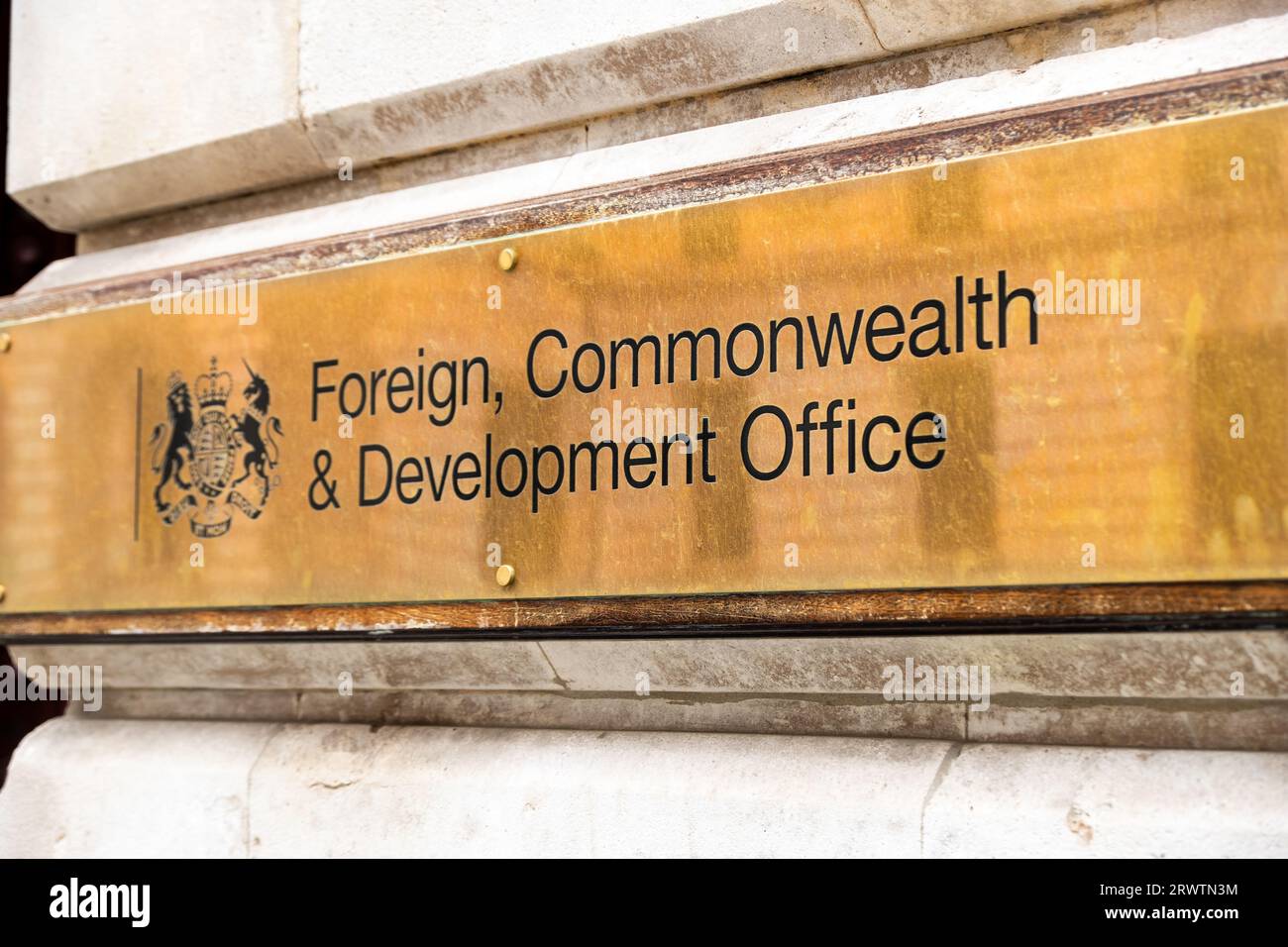 LONDON – 18. SEPTEMBER 2023: Foreign, Commonwealth & Development Office, UK Government Building Exterieur Signage – befindet sich in Whitehall, Westminster Stockfoto