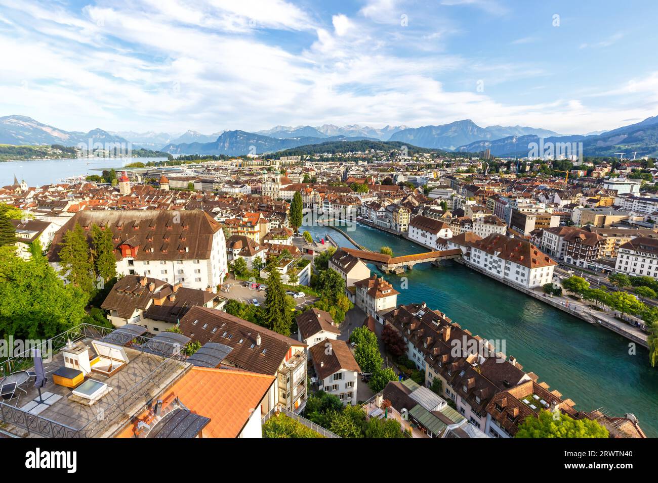 Luzerner Stadt an Reuss und See mit Spreuerbrücke von oben in der Schweiz unterwegs Stockfoto