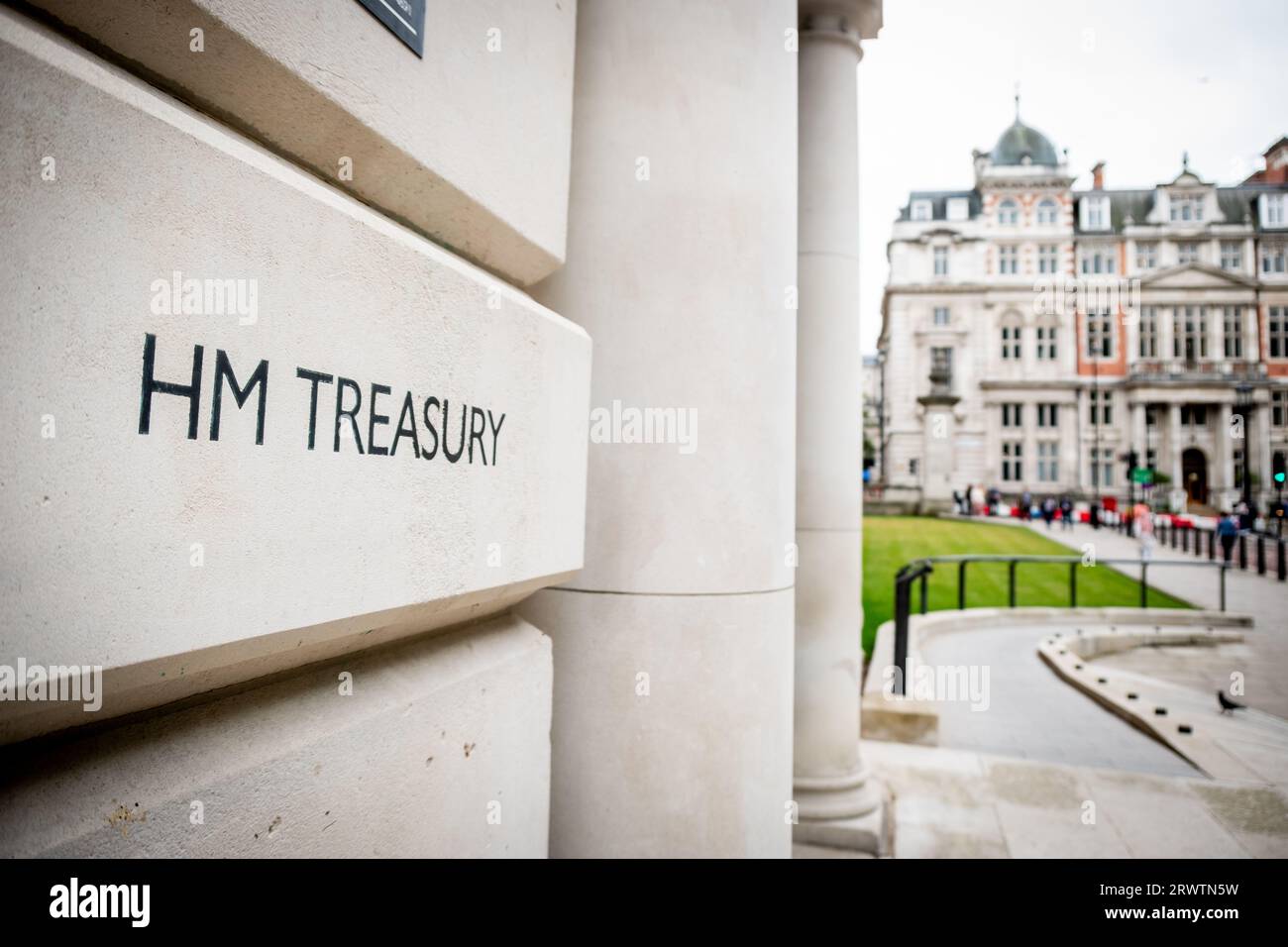 LONDON – 18. SEPTEMBER 2023: Gebäude des britischen Finanzministeriums in Westminster, London Stockfoto
