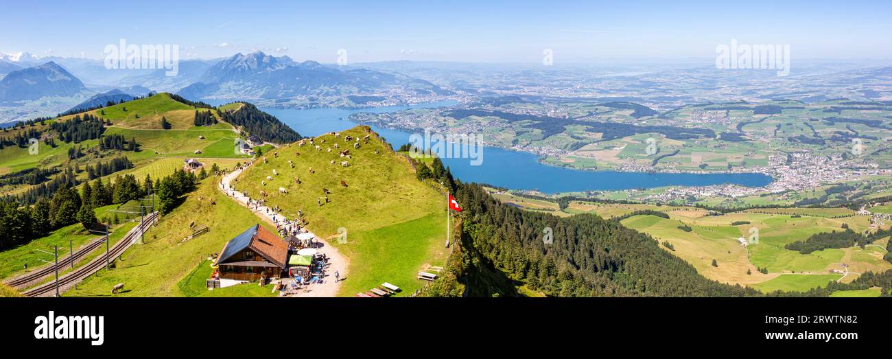 Blick vom Rigi auf die Schweizer Alpen, Vierwaldstättersee und Pilatus Panorama Urlaub in der Schweiz Stockfoto
