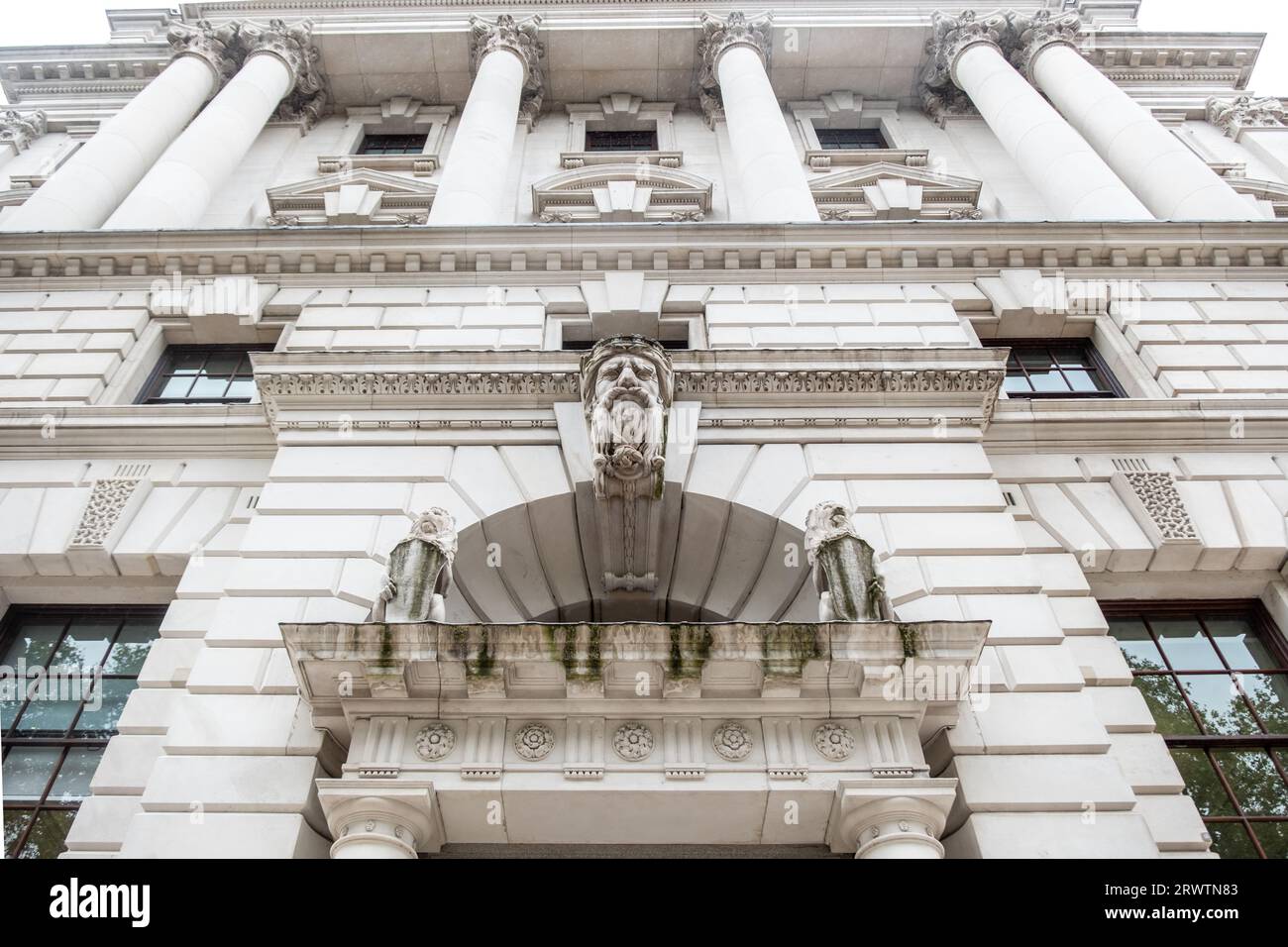 LONDON – 18. SEPTEMBER 2023: Gebäude des britischen Finanzministeriums in Westminster, London Stockfoto
