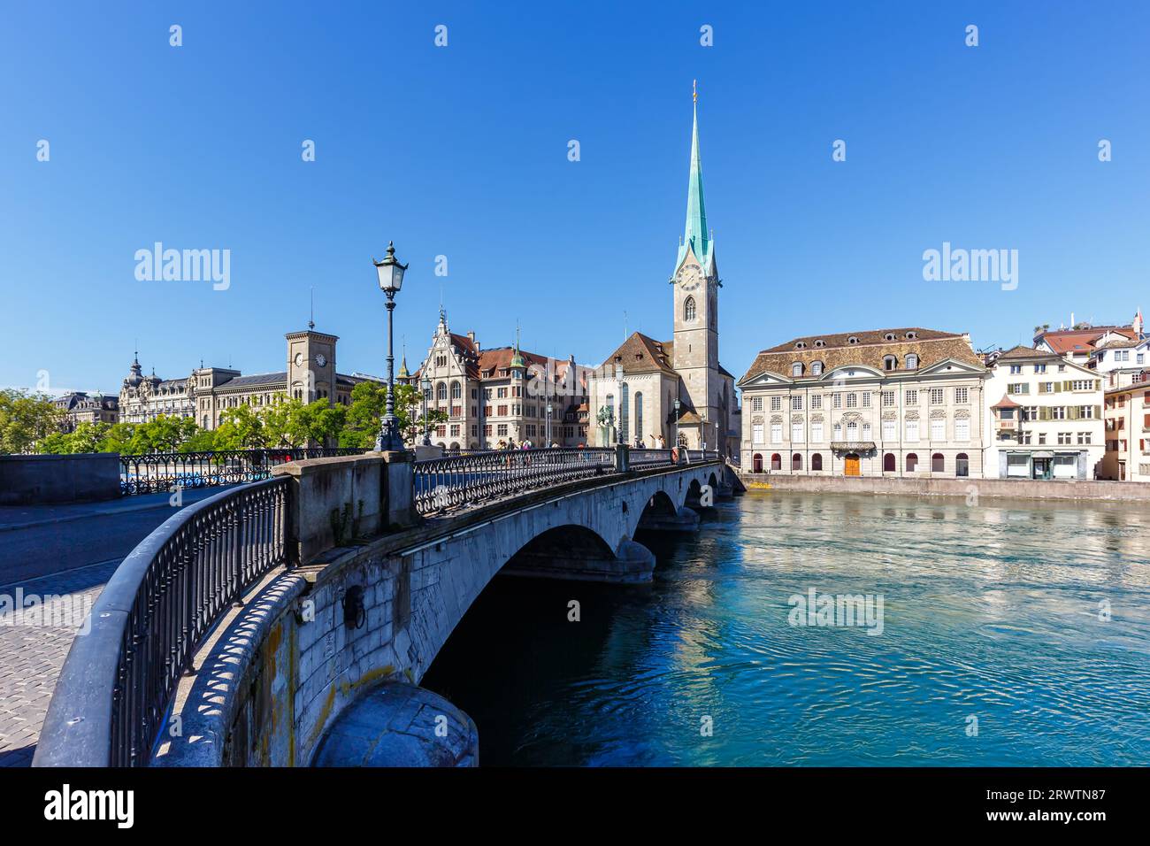 Zürich Skyline Stadt am Linth Fluss mit Fraumunster Kirche Reisen in die Schweiz Stockfoto