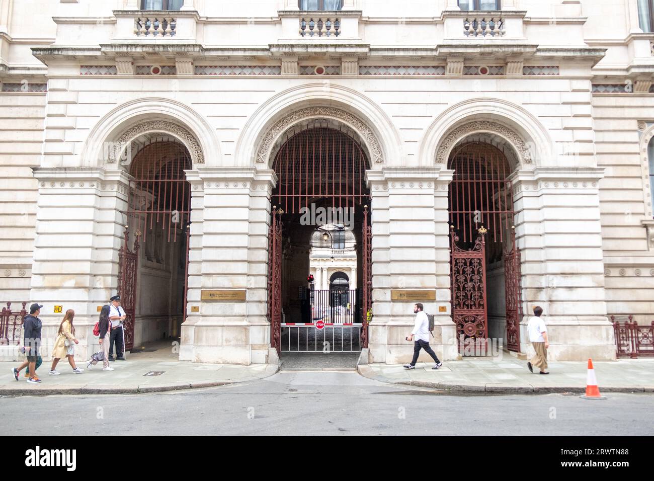 LONDON – 18. SEPTEMBER 2023: Foreign, Commonwealth & Development Office, UK Government Building Exterieur Signage – befindet sich in Whitehall, Westminster Stockfoto