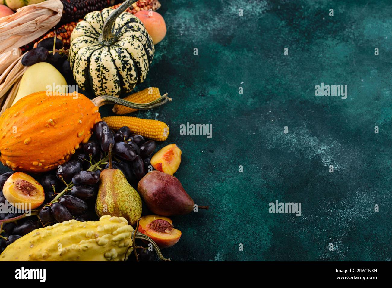 Auswahl an Herbstfrüchten. Birne, Pfirsich, Trauben Stockfoto