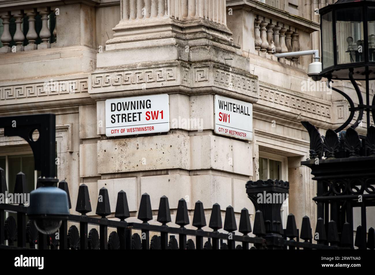 LONDON, 18. SEPTEMBER 2023: Whitehall and Downing Street Sign, Sitz der Regierung des Vereinigten Königreichs Stockfoto