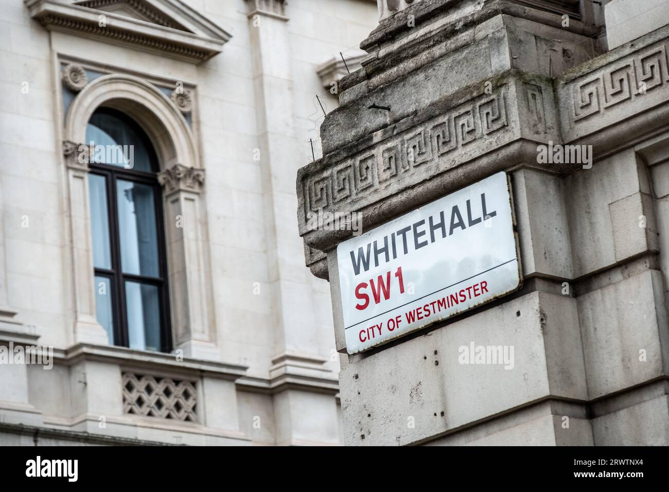 LONDON – 18. SEPTEMBER 2023: Whitehall Street Sign, Road in the City of Westminster und HQ zu vielen Regierungsbüros in Großbritannien Stockfoto