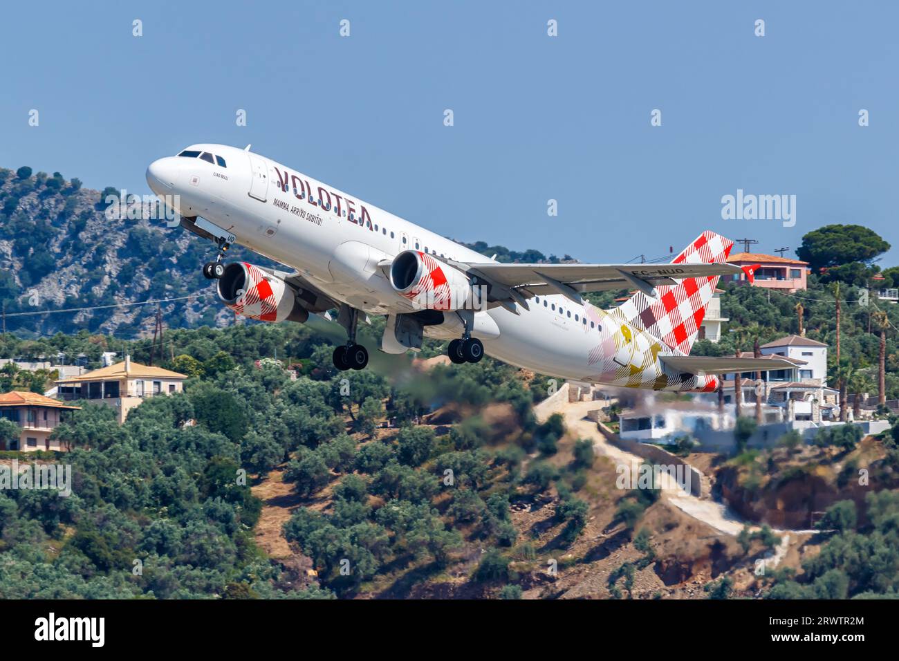 Skiathos, Griechenland - 28. Juni 2023: Volotea Airbus A320 am Skiathos Airport (JSI) in Griechenland. Stockfoto