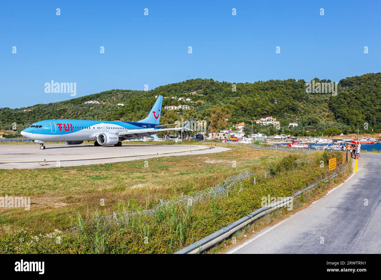 Skiathos, Griechenland - 30. Juni 2023: TUI Boeing 737 MAX 8 Flugzeug am Skiathos Flughafen (JSI) in Griechenland. Stockfoto