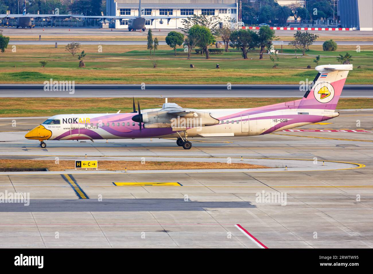 Bangkok, Thailand - 14. Februar 2023: NokAir de Havilland Canada Dash 8 Q400 Flugzeug am Bangkok Don Mueang Flughafen in Thailand. Stockfoto