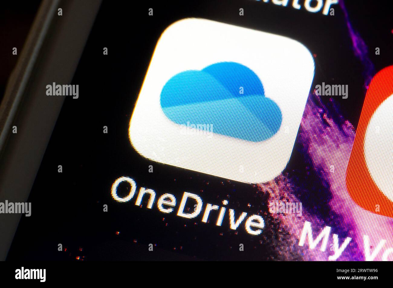 OSTRAVA, TSCHECHISCHE REPUBLIK - 2. AUGUST 2023: Logo der OneDrive Cloud Service Mobile App auf iOS Smartphone Stockfoto