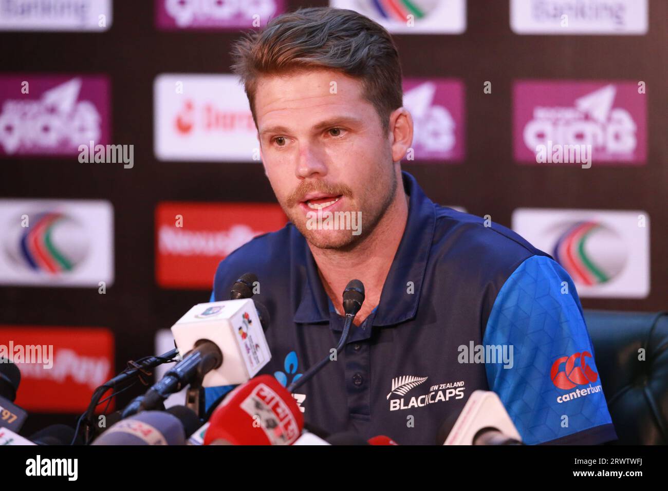 Lockie Ferguson, Kapitän des neuseeländischen ODI-Teams, nimmt nach einer Übungssitzung an der Pressekonferenz vor dem Spiel im BCB Academy Ground in Mirpur, Dhaka, Ban, Teil Stockfoto