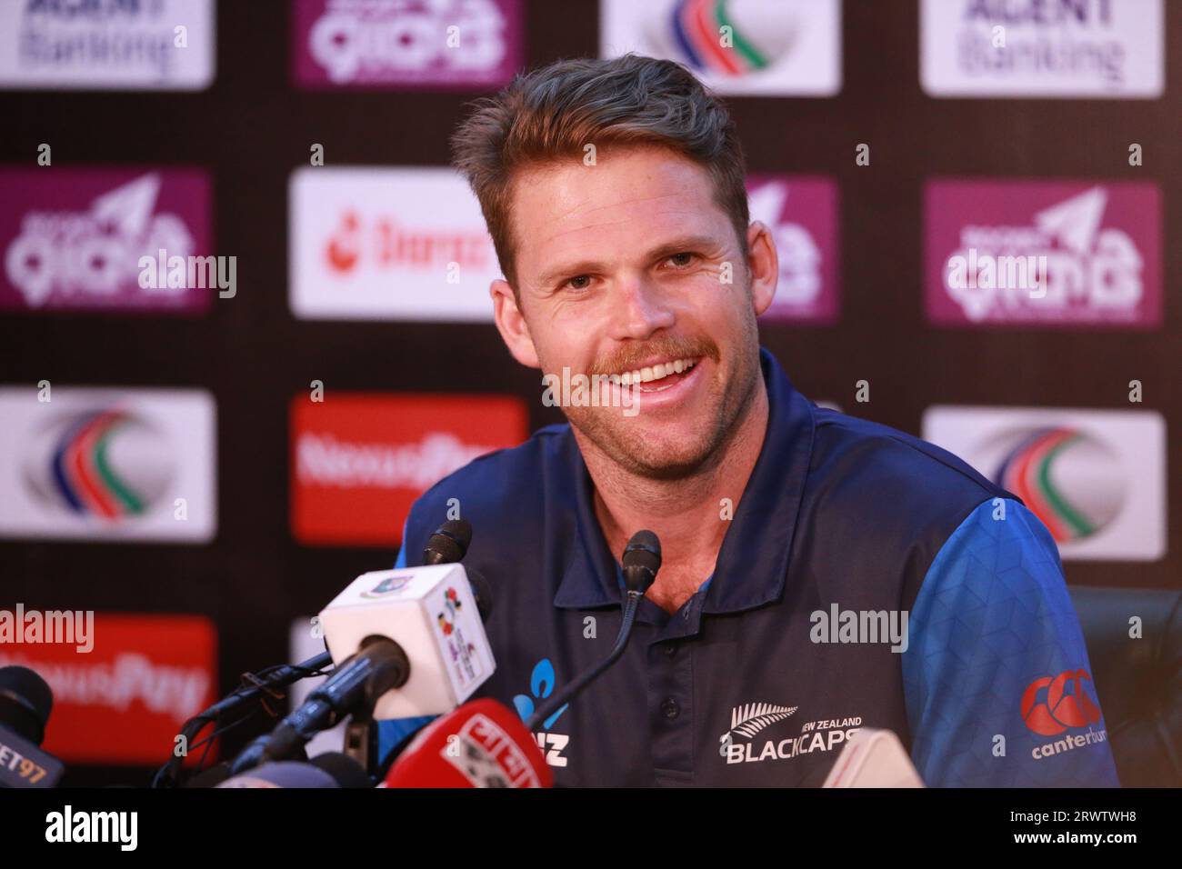 Lockie Ferguson, Kapitän des neuseeländischen ODI-Teams, nimmt nach einer Übungssitzung an der Pressekonferenz vor dem Spiel im BCB Academy Ground in Mirpur, Dhaka, Ban, Teil Stockfoto