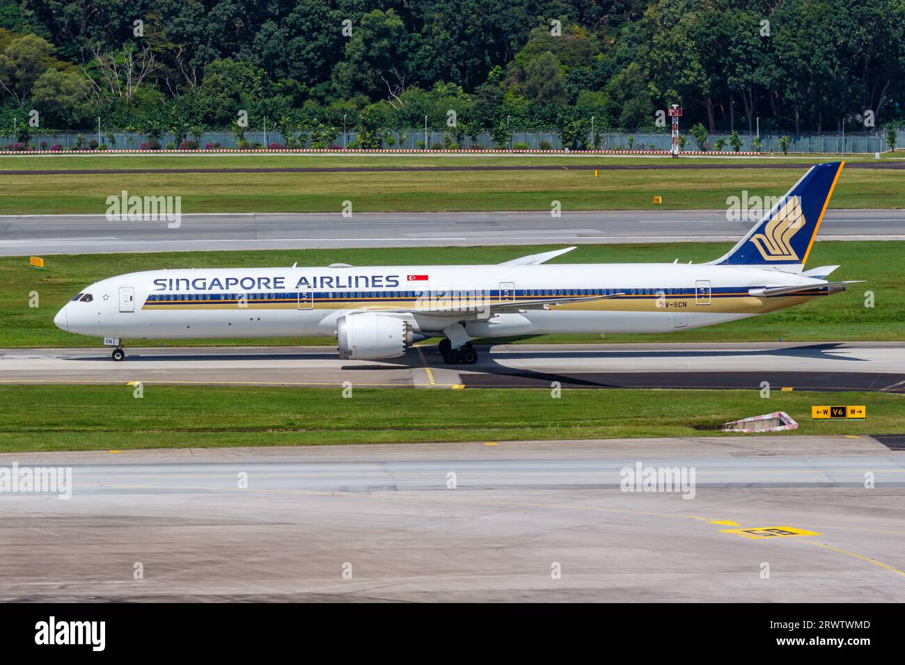 Changi, Singapur - 3. Februar 2023: Boeing 787-10 Dreamliner von Singapore Airlines am Flughafen Changi in Singapur. Stockfoto