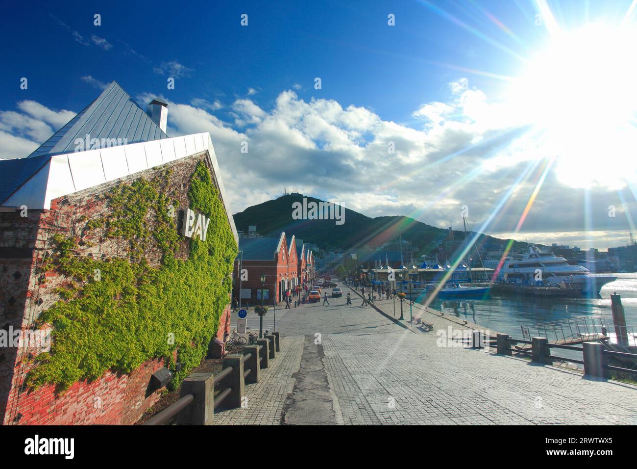 Kanemori Red Brick Warehouse und Mt. Hakodate und der Glanz der Sonne Stockfoto