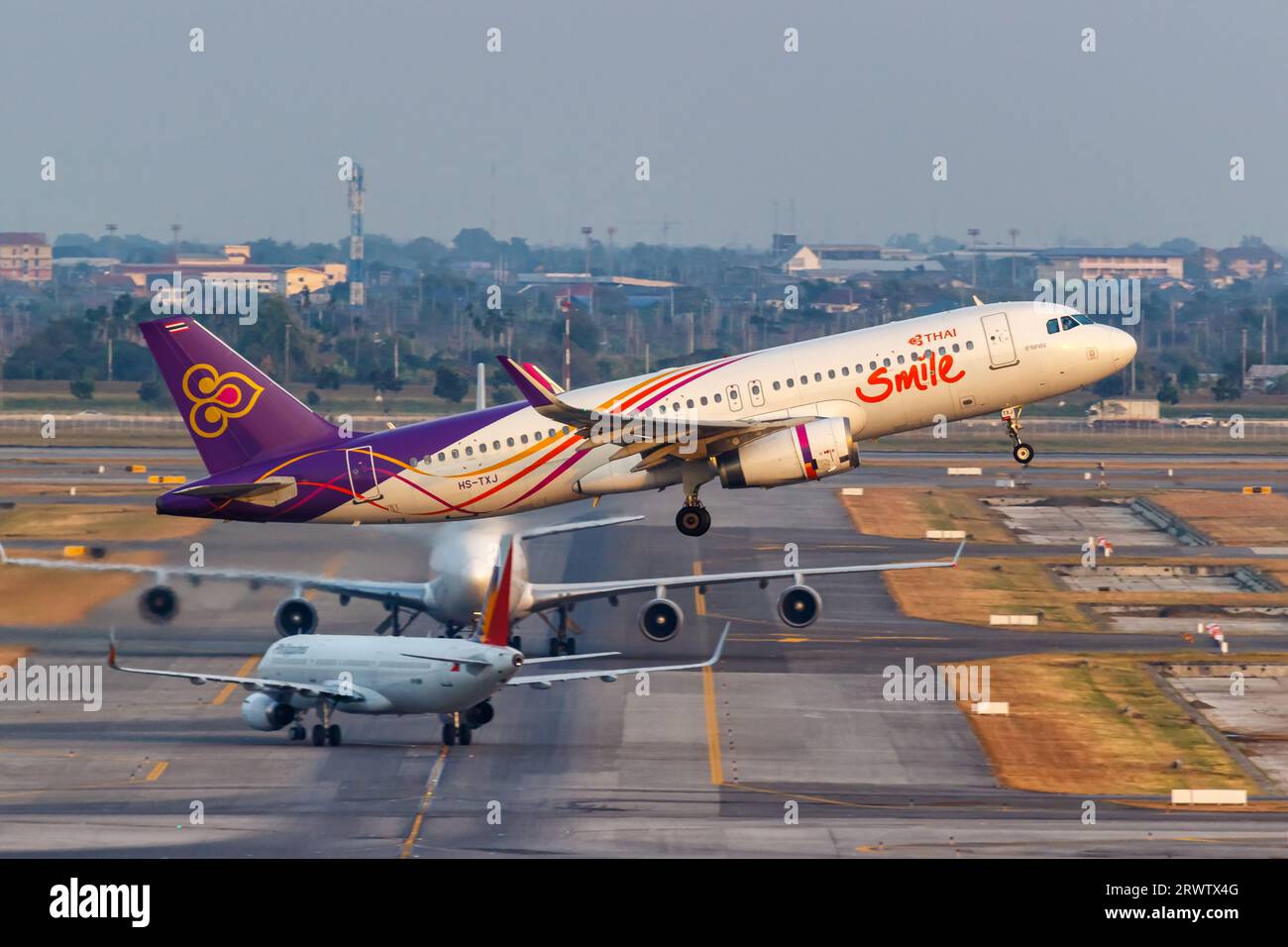 Bangkok, Thailand - 9. Februar 2023: Thai Smile Airbus A320 Flugzeug am Bangkok Suvarnabhumi Flughafen in Thailand. Stockfoto