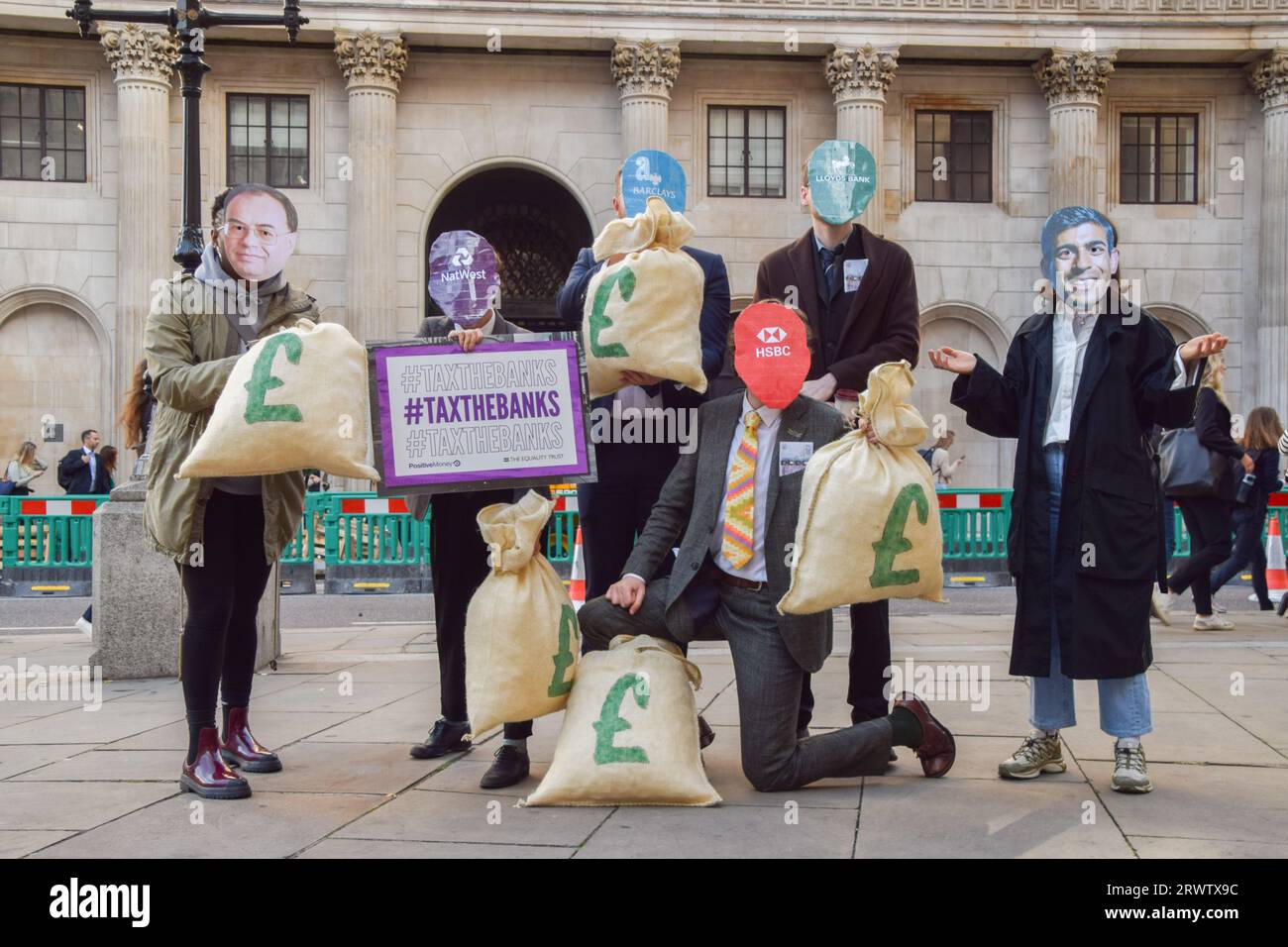 London, Großbritannien. September 2023. Aktivisten der Gruppe positive Money, die Masken von Rishi Sunak, BOE-Gouverneur Andrew Bailey und verschiedenen Banken tragen, protestieren gegen Zinsanhebungen und Profitgier außerhalb der Bank of England. Quelle: Vuk Valcic/Alamy Live News Stockfoto