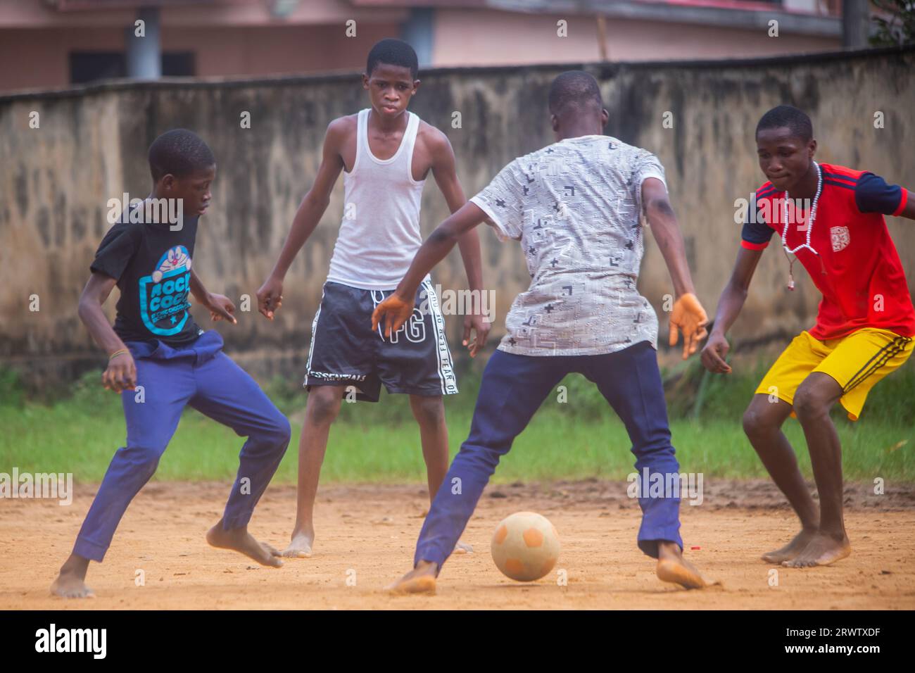 LAGOS, NIGERIA - 15. SEPTEMBER: Schuljungen spielen Fußball auf dem Ansarudeen Field Okota am 15. September 2023 in Lagos, Nigeria. Foto von Victor ihechi Stockfoto