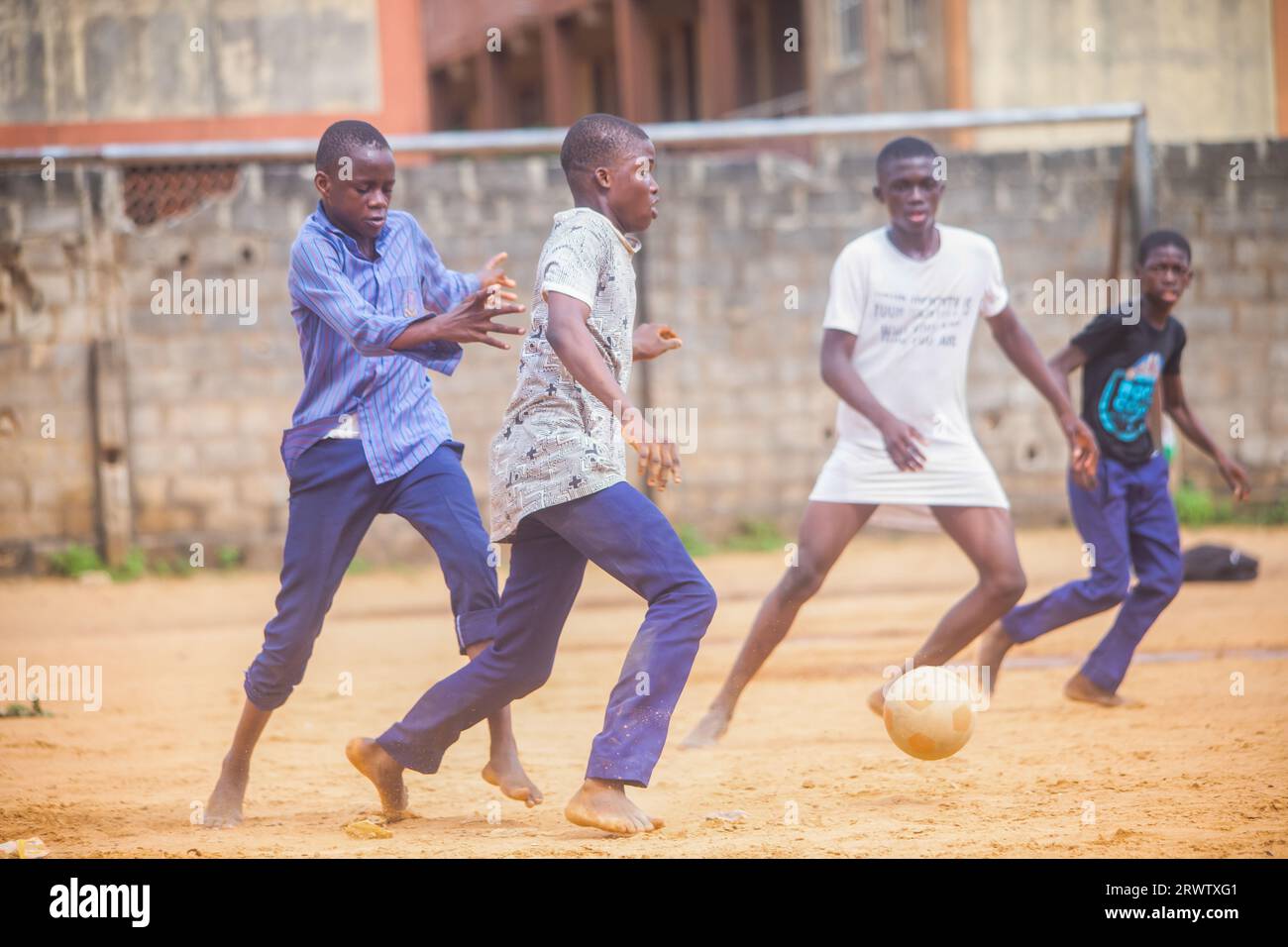 LAGOS, NIGERIA - 15. SEPTEMBER: Schuljungen spielen Fußball auf dem Ansarudeen Field Okota am 15. September 2023 in Lagos, Nigeria. Foto von Victor ihechi Stockfoto