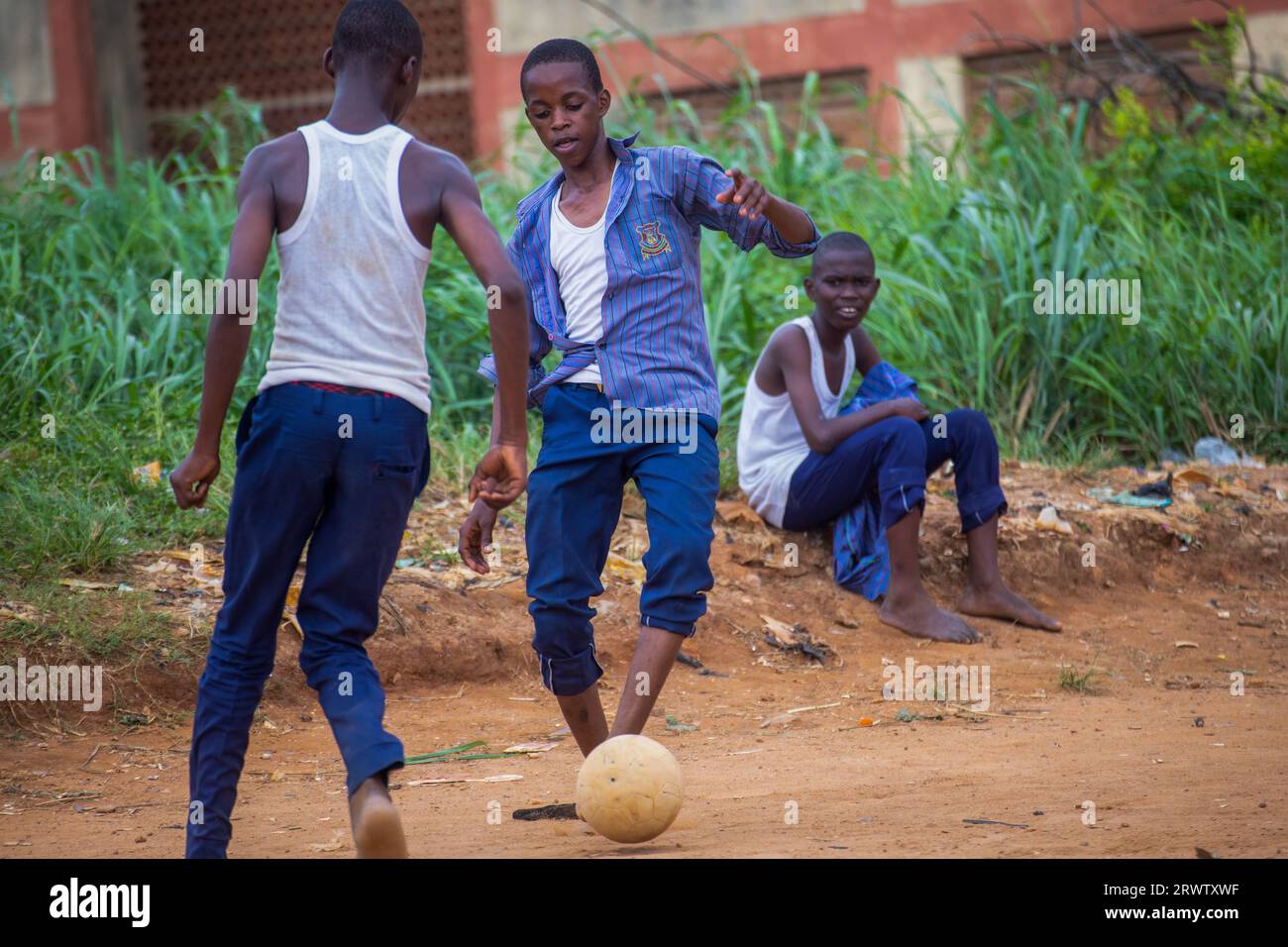 LAGOS, NIGERIA - 15. SEPTEMBER: Schuljungen spielen Fußball auf dem Ansarudeen Field Okota am 15. September 2023 in Lagos, Nigeria. Foto von Victor ihechi Stockfoto