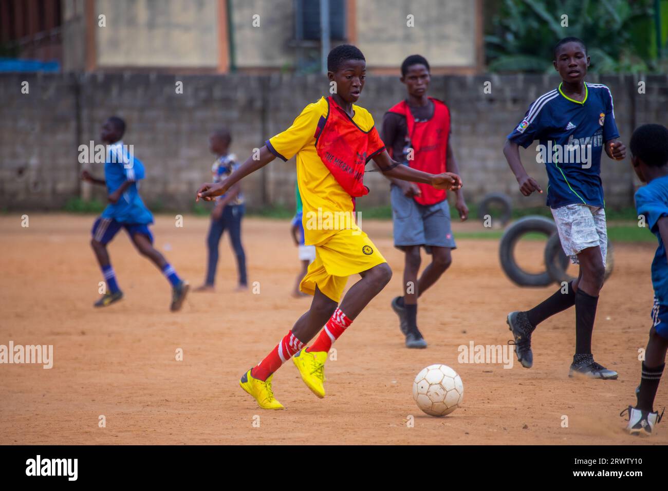 LAGOS, NIGERIA - 15. SEPTEMBER: Schuljungen spielen Fußball auf dem Ansarudeen Field Okota am 15. September 2023 in Lagos, Nigeria. Foto von Victor ihechi Stockfoto