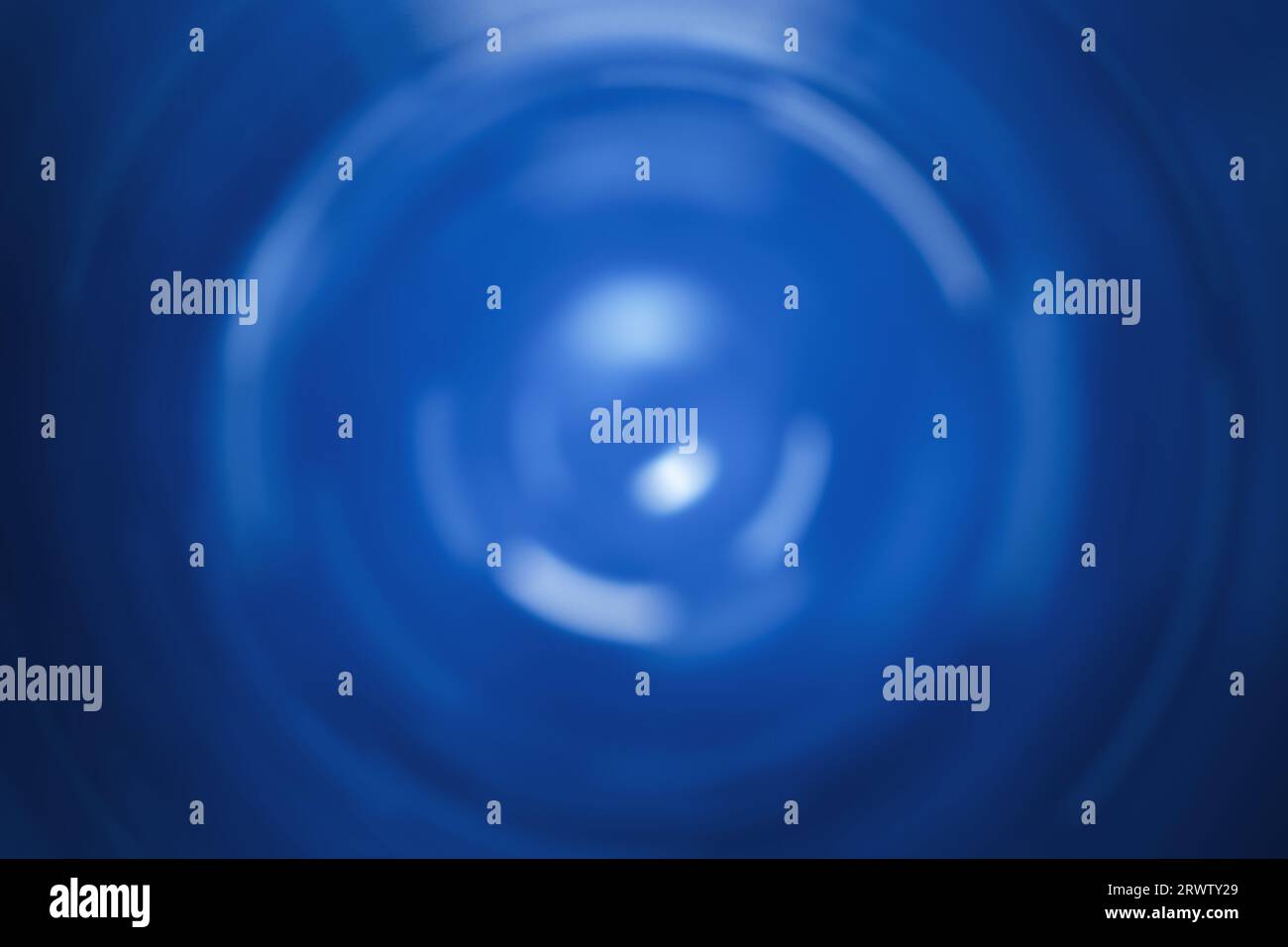 Blauer klassischer Neon-Gradientenkreis mit Festplattenhintergrund. Stockfoto