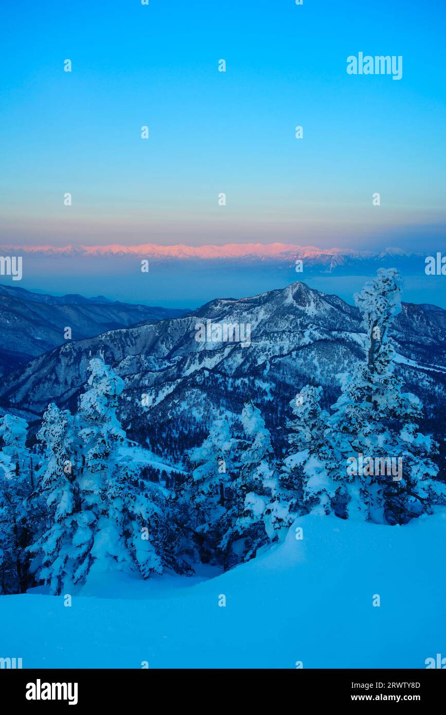 Yokoteyama und Mt. Shiroumadake und andere Berge in den Nordalpen bei Sonnenaufgang Stockfoto