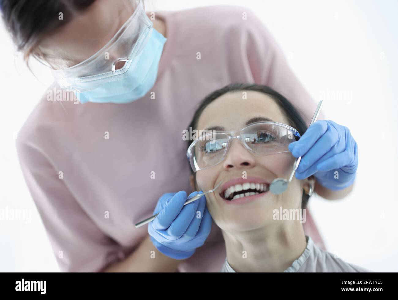 Frau zeigt ihre Zähne bei Zahnarztbesuch Stockfoto Frau zeigt ihre Zähne bei Zahnarztbesuch Stockfoto