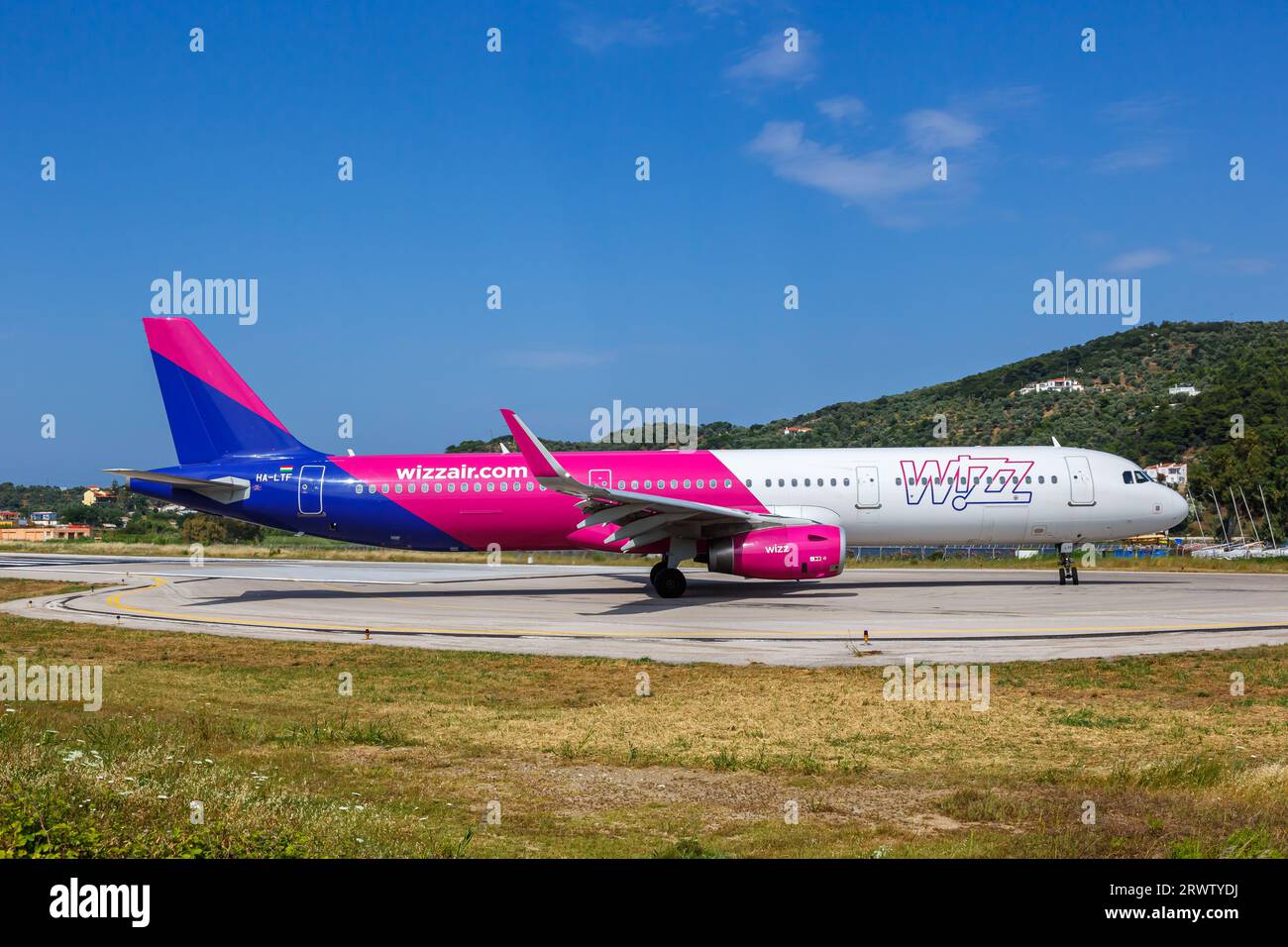 Skiathos, Griechenland - 26. Juni 2023: Wizzair Airbus A321 am Skiathos Airport (JSI) in Griechenland. Stockfoto