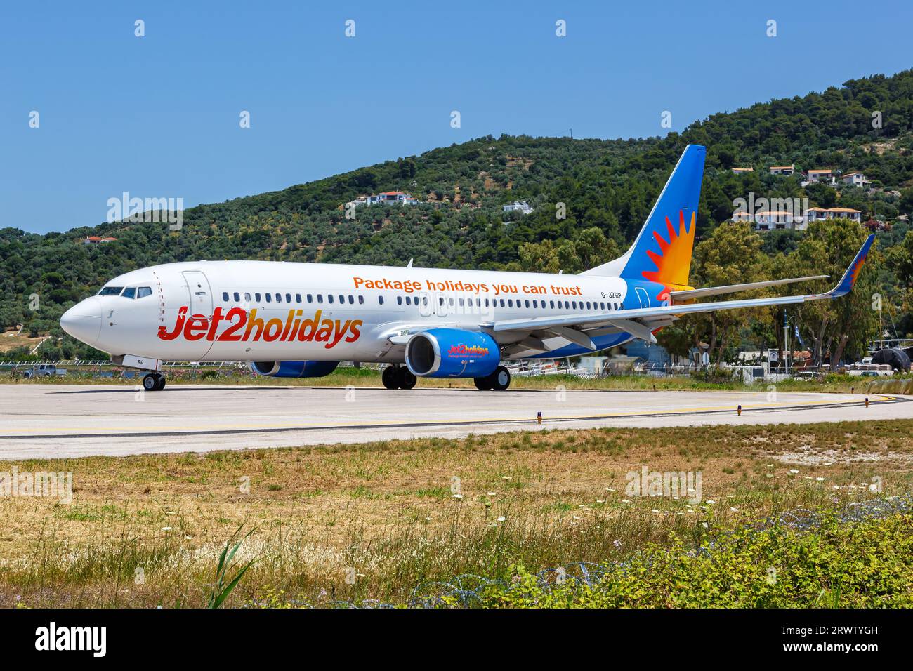 Skiathos, Griechenland - 24. Juni 2023: Jet2 Boeing 737-800 Flugzeug am Skiathos Flughafen (JSI) in Griechenland. Stockfoto